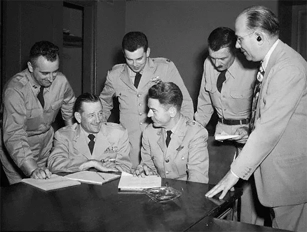 Arquivo secreto dos EUA de 1952 aponta OVNIs perto de armas nucleares